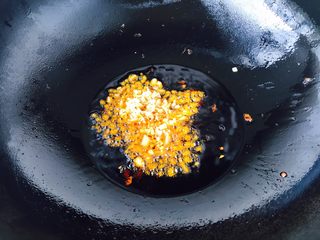 8、香辣肉末炒面,放入姜末。