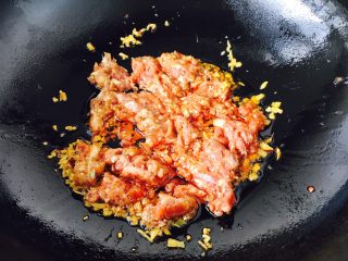 9、香辣肉末炒面,放入猪肉饺馅。