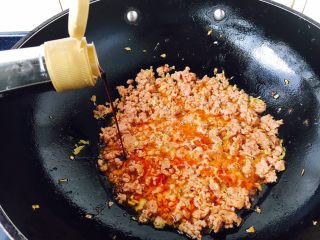12、香辣肉末炒面,倒入适量生抽。