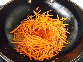 13、香辣肉末炒面,放入胡萝卜丝。