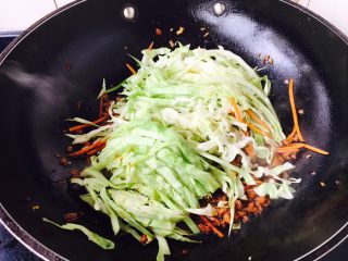 14、香辣肉末炒面,放入洋白菜丝。