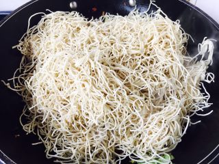 15、香辣肉末炒面,放入面条。