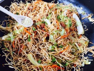 17、香辣肉末炒面,放入半小勺鸡精。