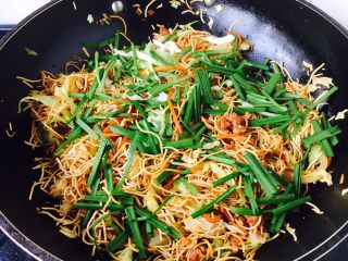 18、香辣肉末炒面,最后放入韭菜翻炒一会儿即可。