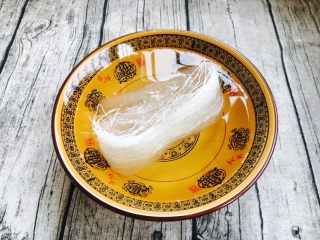 3、低油低盐健康美味下饭菜 牛背筋粉丝煲,粉丝用凉水泡上