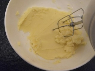 5、大理石花纹磅蛋糕,开打蛋器低速打发