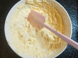 6、大理石花纹磅蛋糕,打发黄油到发白羽毛状