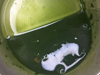 21、大理石花纹磅蛋糕,冷却后加入2g抹茶粉