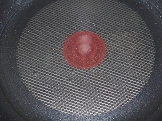 7、健康燕麦紫薯热饮,锅里倒入100g水，烧开