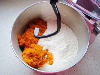 2、南瓜香肠麦穗面包,面粉中倒入南瓜泥,加入盐。