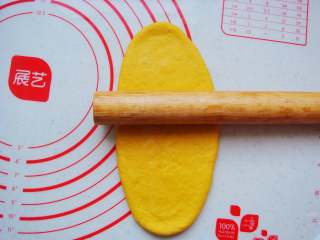 8、南瓜香肠麦穗面包,用擀面杖擀成长条状。(长度略比香肠长一点就可以了)