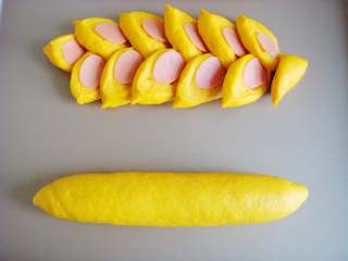 12、南瓜香肠麦穗面包,摆放在烤盘中。