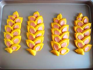 14、南瓜香肠麦穗面包,依次做好,放置温暖处,进行二次发酵。(二次发酵时长约40分钟)