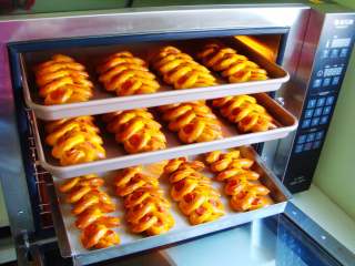 18、南瓜香肠麦穗面包,时间到,金黄的面包出炉啦!