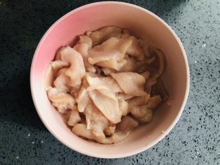 2、追剧小零食，香辣诱人的鸡胸肉片,切成厚度平均的薄片。