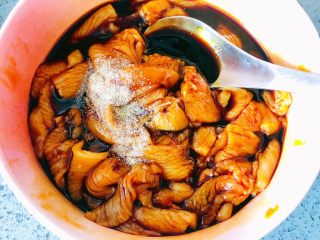 4、追剧小零食，香辣诱人的鸡胸肉片,加入适量白胡椒粉，多少根据自己喜好。