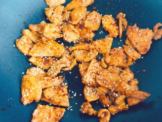 7、追剧小零食，香辣诱人的鸡胸肉片,煎熟后控出多余的油，撒辣椒面，孜然粉和白芝麻。