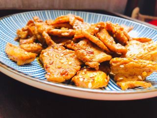 8、追剧小零食，香辣诱人的鸡胸肉片,香气扑鼻，简单易上手。