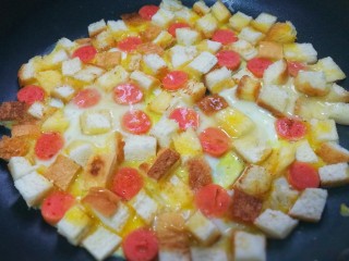 9、冬至美食 吐司披萨,慢慢淋入蛋液，快速轻晃几下盖上锅盖，焖到蛋液变熟。