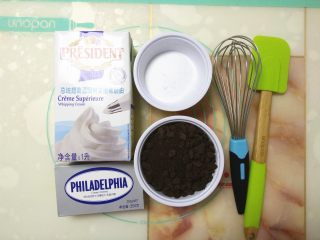 1、免烤快手的奥利奥芝士蛋糕,准备好所需要的原料。