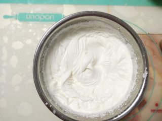 7、免烤快手的奥利奥芝士蛋糕,400克奶油中加入40克细砂糖打至六分发。