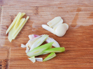 3、香酥小鸡腿,葱切段，蒜切片，姜切丝