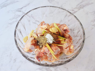 4、香酥小鸡腿,将鸡腿放入容器中，加入葱姜蒜、料酒、蚝油、生抽、五香粉、黑胡椒粉、盐