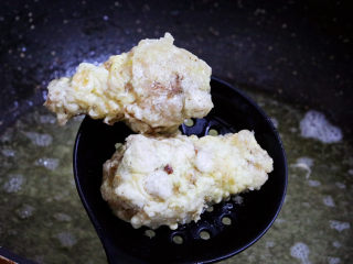 13、香酥小鸡腿,捞出控油