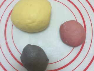 1、卡通果蔬馒头-小蜜蜂,黄色南瓜和面、黑色黑芝麻和面、红色红菜头和面,都要加上适量的发酵粉、油、糖之类的,面团要反复揉搓,直至光滑