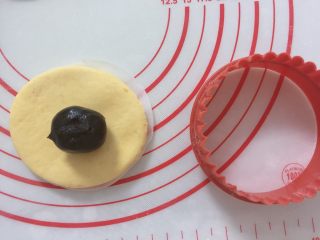 2、卡通果蔬馒头-小蜜蜂,南瓜面团做一个面皮,加上馅料