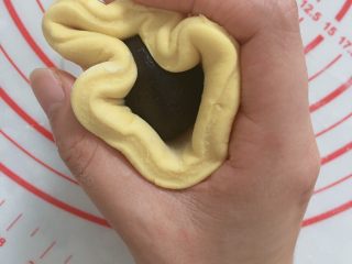 3、卡通果蔬馒头-小蜜蜂,用手把面皮封口