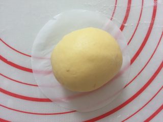 4、卡通果蔬馒头-小蜜蜂,搓成一个椭圆形面团