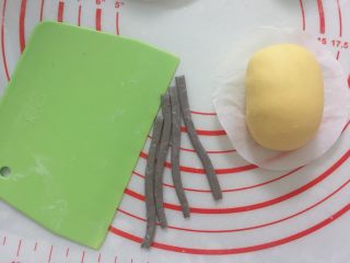 5、卡通果蔬馒头-小蜜蜂,用黑芝麻面团搓出一条条备用