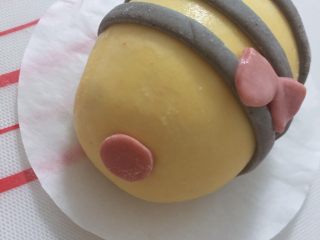 8、卡通果蔬馒头-小蜜蜂,如图,再压出一个小圆做嘴巴