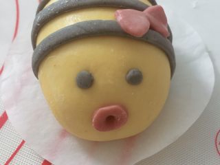 9、卡通果蔬馒头-小蜜蜂,取一点点黑芝麻面团做眼睛,用竹签撮出一小嘴