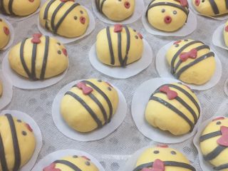 10、卡通果蔬馒头-小蜜蜂,一个个可爱的小蜜蜂造型完成
