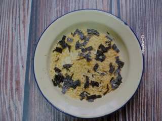 6、海苔鸡柳,海苔丝剪碎,加入面包糠中,拌匀。这里建议大家用黄色面包糠,这样颜色更加诱人。