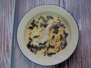 7、海苔鸡柳,最后再裹上一层海苔面包糠。