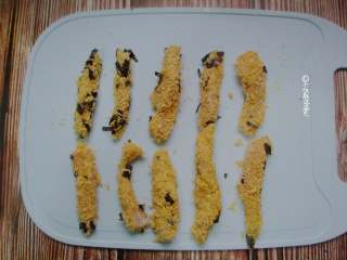 8、海苔鸡柳,下油锅炸制酥脆,或者烤箱上下火180度提前预热,烤15分钟即可