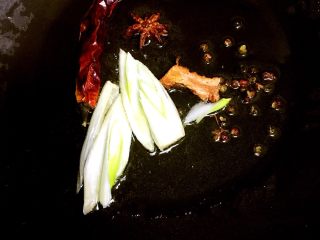 2、独家糖醋排骨,冷锅冷油放入葱段八角花椒干红辣椒小火炸香后捞出所有香料扔掉