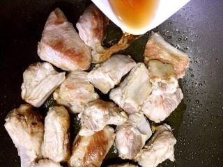 4、独家糖醋排骨,烹入料酒