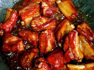 13、独家糖醋排骨,大火收汁……收汁前烹入少许米醋