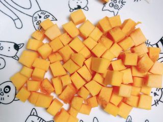 2、南瓜烤吐司布丁,南瓜切成小块儿待用。