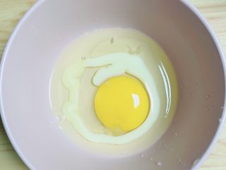 5、南瓜烤吐司布丁,在碗中加入一些炼乳。