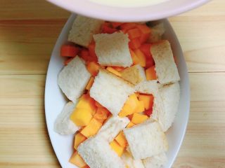 9、南瓜烤吐司布丁,将牛奶鸡蛋液倒入烤盘中。