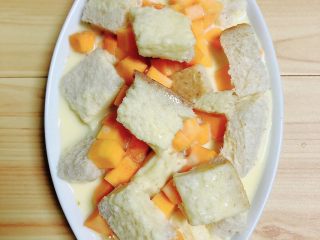 10、南瓜烤吐司布丁,蛋液与切片和南瓜融合在一起。提前预热烤箱，180度预热5分钟。