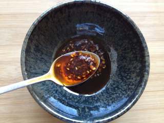 2、担担面,再放入2勺油辣子（根据自己喜好来放）