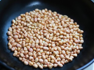 2、油炸花生米,放入锅中。