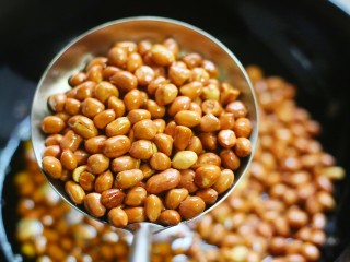 7、油炸花生米,然后让花生米在余温下继续炸1分钟捞出。