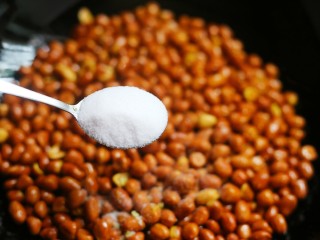 8、油炸花生米,待花生米晾凉后再撒上食用盐，